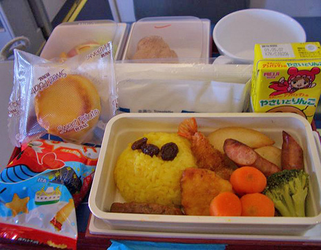 旅 流儀122 どうせならオイシイほうがいい エアラインごとの 機内食 を知れば 空の旅はもっと楽しくなるはず 04 01 子連れ海外旅行 旅キッズ