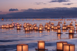 ハワイ】5月最終月曜「メモリアル・デー」の恒例灯籠流しイベント